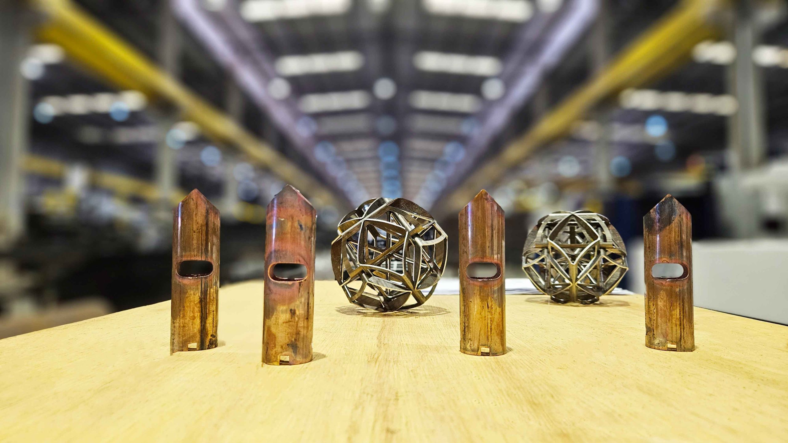 Amostras de peças tubulares, demonstrando a precisão do corte e usinagem a laser industrial.