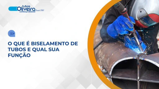 Soldador com luvas azuis e máscara protetora trabalhando na união de um tubo, após o processo de biselamento de tubos.