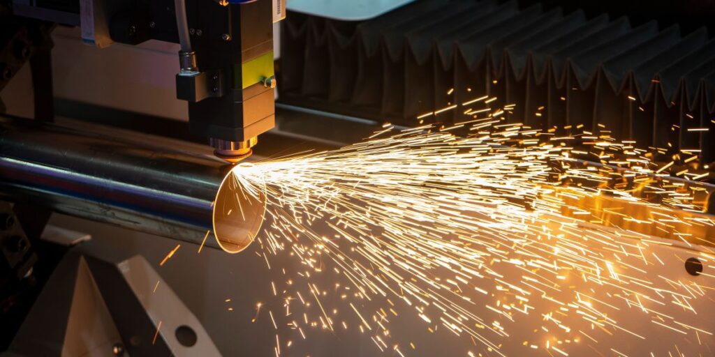 máquina de corte a laser corta o tubo de aço